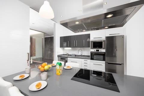 Equipped kitchen with dining area