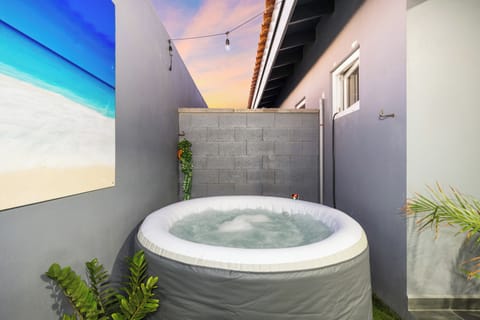 Jacuzzi conveniently placed in the lawn.