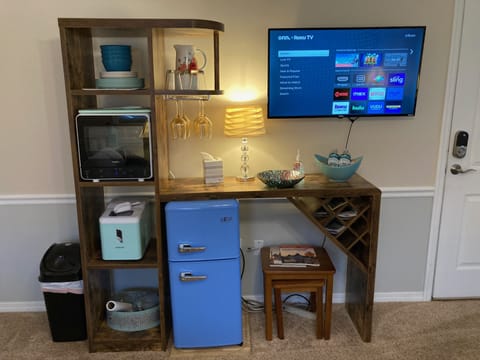 All you need for a week's stay.  Fridge, freezer, microwave, plates, glasses.