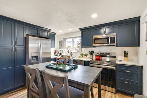 Kitchen & Dining Area | Dishware & Flatware Provided