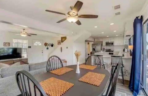 Dining Seats 4 + Bar 2