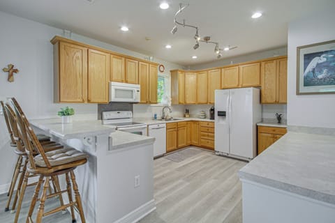 Kitchen | Cooking Basics | Coffee Maker | Paper Towels/Trash Bags Provided