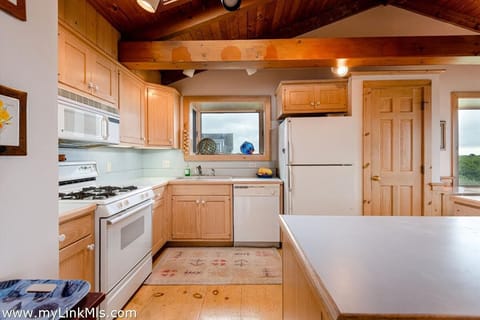 Existing Kitchen- Now has brand new GE stainless Steele appliances