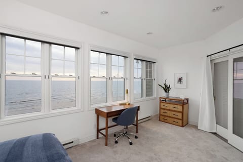 Work space with desk and amazing views! This area can be closed for privacy