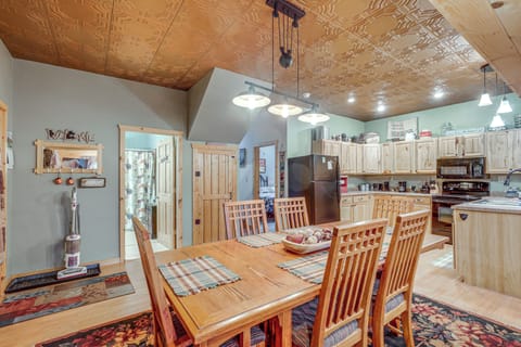 Dining Area | Dishware & Flatware Provided