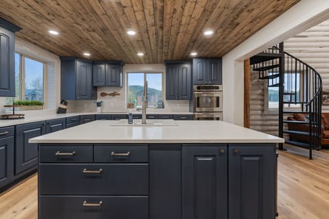 Mini Cabin Lodge Full Kitchen