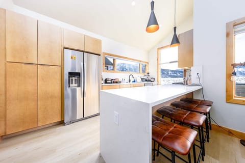 Grab a seat at the eat in countertop!