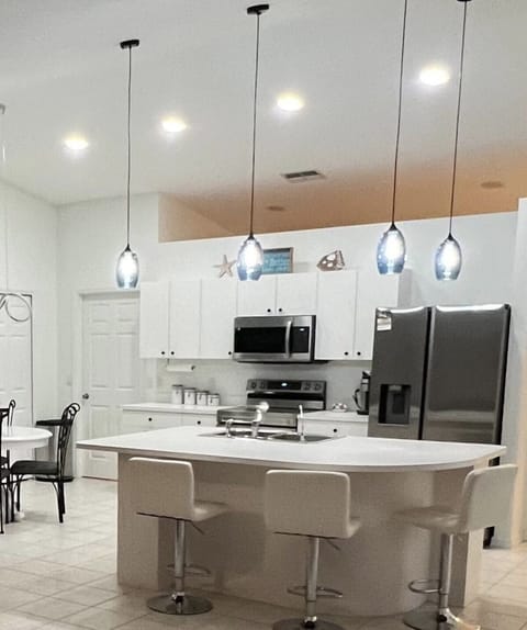 Bright beautiful kitchen!