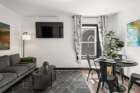 A living room that feels just like home – only better! Designed for extended stays, it`s where stories are shared and memories are made. Your long-term comfort starts here. #HomeAwayForLonger