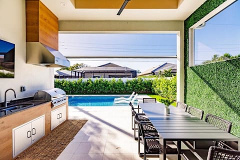 Lanai, Motorized Screens, Outdoor Dining, Smart TV, Sonos Sound System..