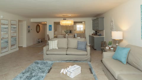 FLORENTINE GARDENS UNIT 305, 3 BR/2 BA, SOUTHERN END OF MARCO, WALK TO BEACH, WATER FRONT. House in Marco Island