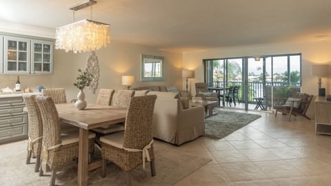 FLORENTINE GARDENS UNIT 305, 3 BR/2 BA, SOUTHERN END OF MARCO, WALK TO BEACH, WATER FRONT. House in Marco Island