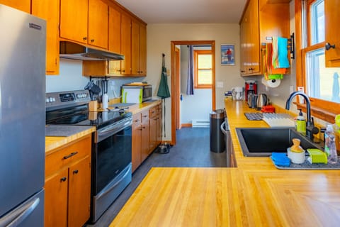 Fully equipped kitchen.