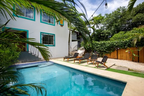 Large pool and comfortable lounge chairs (1)