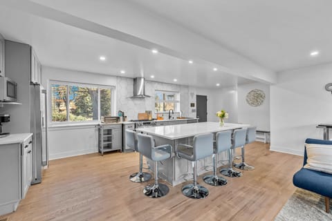 Kitchen Island - Sitting for 8 at the breakfast bar