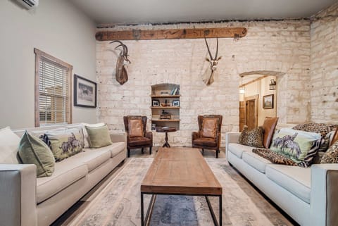 Luxury 1800s-Remodeled German Haus on PrivateRanch House in Rio Grande