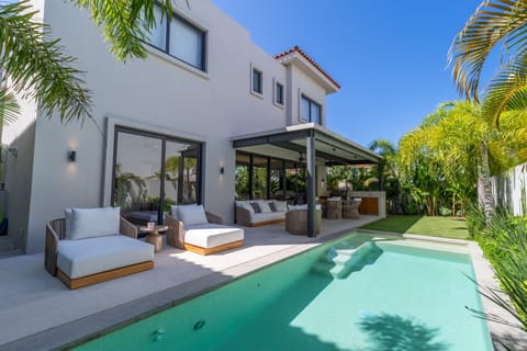 Pool with seating