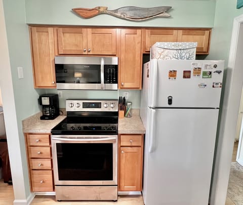 Kitchen - Well-appointed kitchen featuring lots of counter space, upgraded appliances, and a breakfast bar, ideal for preparing home-cooked meals.