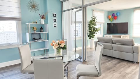 DINING ROOM OVERLOOK TO THE LIVING ROOM