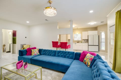 Living Room | Smart TV | Fireplace