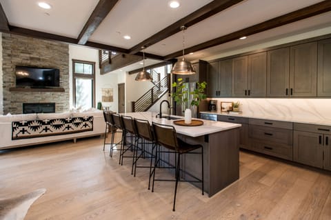 Cook with ease in this stunning, fully equipped kitchen