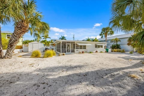 Tranquil Palm: Perfect north-end location House in Anna Maria Island