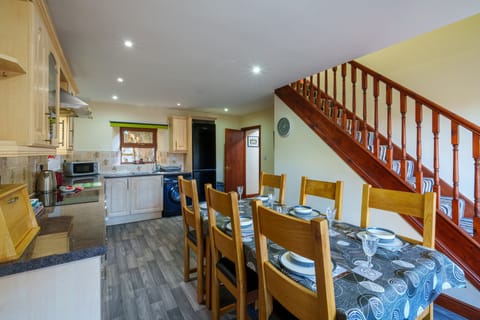 Farm Cottage - Kirkby-In-Furness - Spacious Kitchen