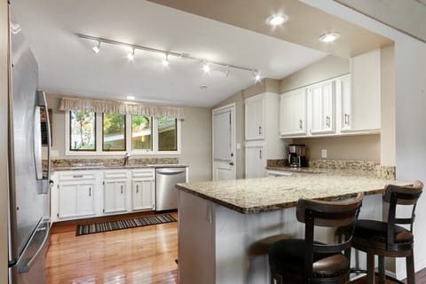 Fully equipped kitchen with breakfast bar seating