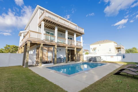 Pool & Backyard