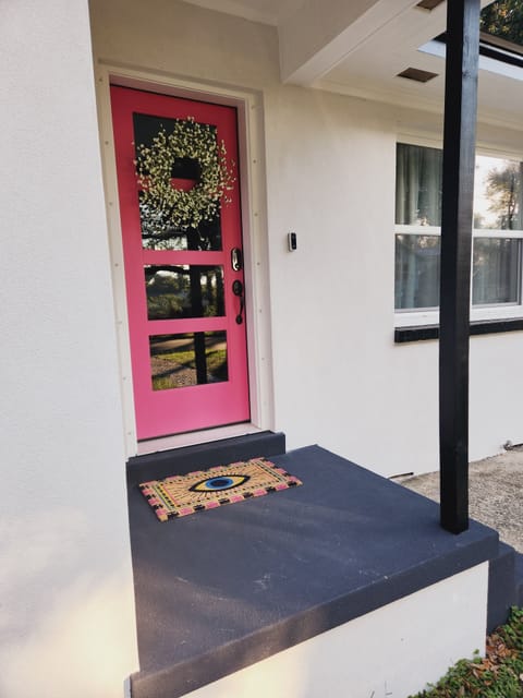 Welcome to The Pensacola Week-Ender Cottage.