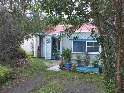 Private and charming. Nestled in bush in quiet street. 