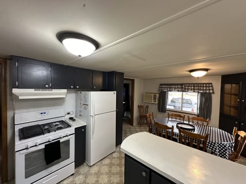 Kitchen: Newer appliances. Includes microwave, toaster and coffee maker