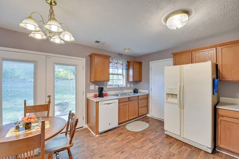 Kitchen | Cooking Basics | Coffee Maker | Paper Towels/Trash Bags Provided