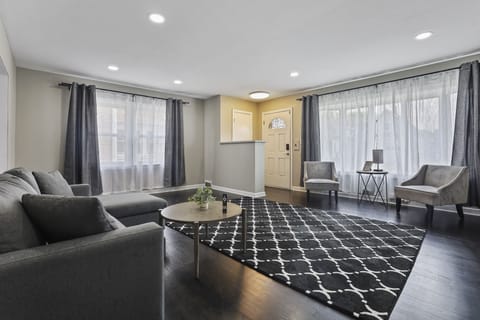 Home Decor, Rug, Furniture, Indoors, Living Room