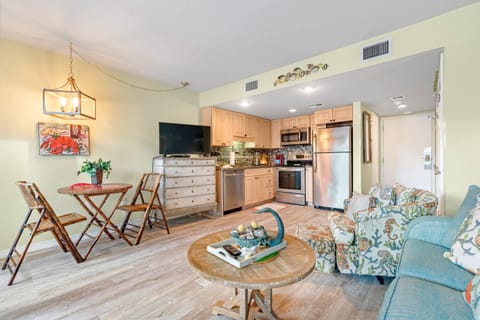 Main Living Area - Living Area and Smart TV to Stream all your favorite shows!