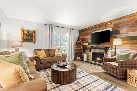 Comfy living room that seats 6 with fire place. 