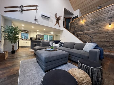 Open floor plan with vaulted ceilings