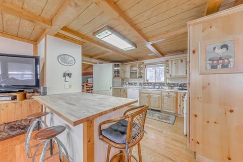 Kitchen | Breakfast Bar | Coffee Maker | Dishwasher