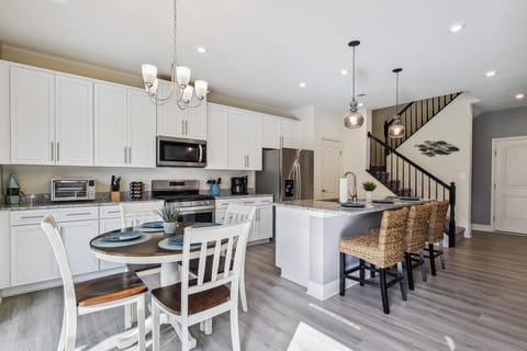 Main Level,Breakfast Area,