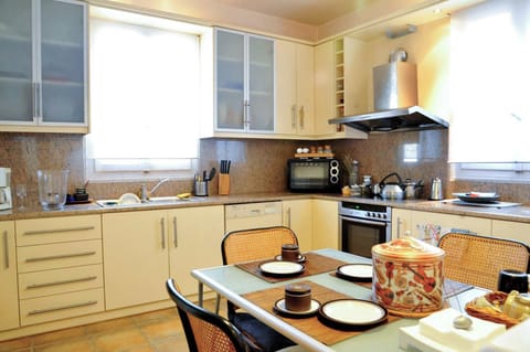 Fully Equipped Kitchen – Features modern amenities for convenient cooking.