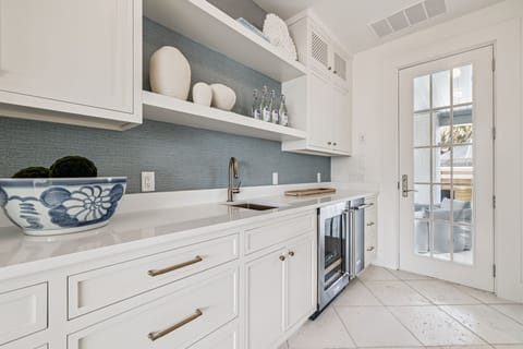 Additional kitchen area with direct access to the pool