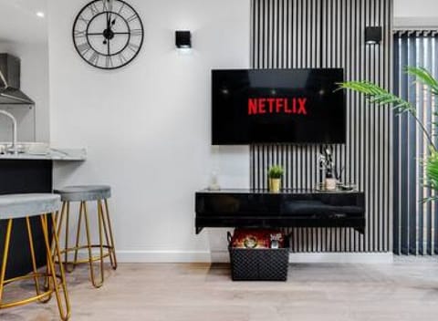 Living room - Open Plan with Heated floors - Sofa that sleeps 1 - 50' Smart TV loaded with Netflix, ambient lighting & fast Wi-Fi - Complimentary Games, tea & coffee available for your enjoyment