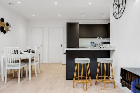 Kitchen/diner - Heated floors - Fully equipped with cooking equipment perfect for families. Appliances such as washer, Dryer, fridge freezer, Dish washer, microwave, oven, Coffee Machine, water filter, Toaster all Free & available for your use