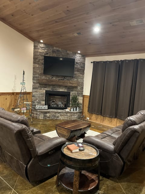 Living area with gas fire place 