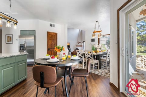 "Charming Modern Dining Room with Rustic Touches – Perfect for Cozy Family Breakfasts"