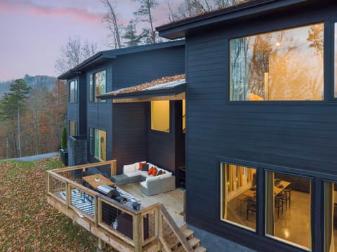 Welcome to your moody Smoky Mountain escape!