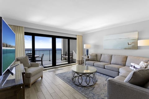 23-Huntington-By-The-Sea-404-Living