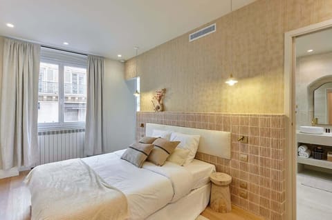 Chambre climatisée avec lit queen size et smart TV