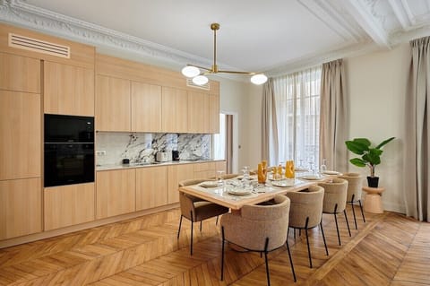 cuisine américaine entièrement équipée et grande table pour diner