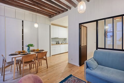 SALON AVEC CANAPE LIT COIN REPAS TELEVISION ET WIFI